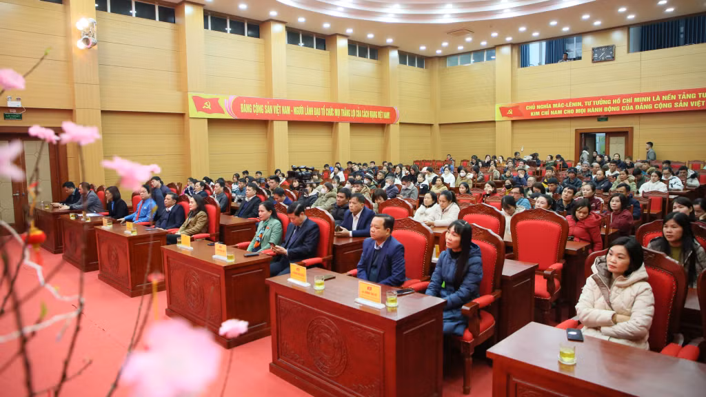 Các vị đại biểu cùng đông đảo đoàn viên, CNVCLĐ có hoàn cảnh khó khăn, đối tượng bảo trợ xã hội trên địa bàn huyện Ba Chẽ tham dự chương trình.