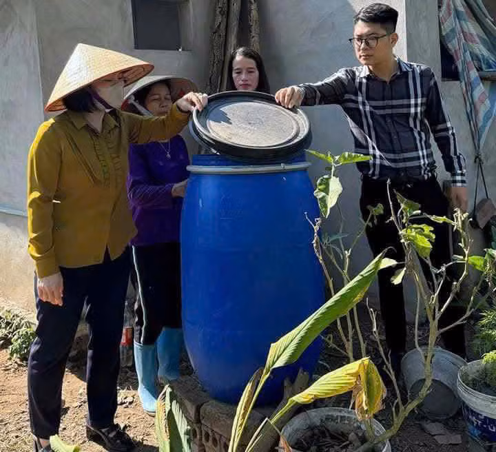 Lãnh đạo Hội LHPN huyện Đầm Hà phối hợp với cán bộ Sở KHCN kiểm tra mô hình "Ứng dụng chế phẩm vi sinh xử lý rác thải sinh hoạt hữu cơ" của hội viên.