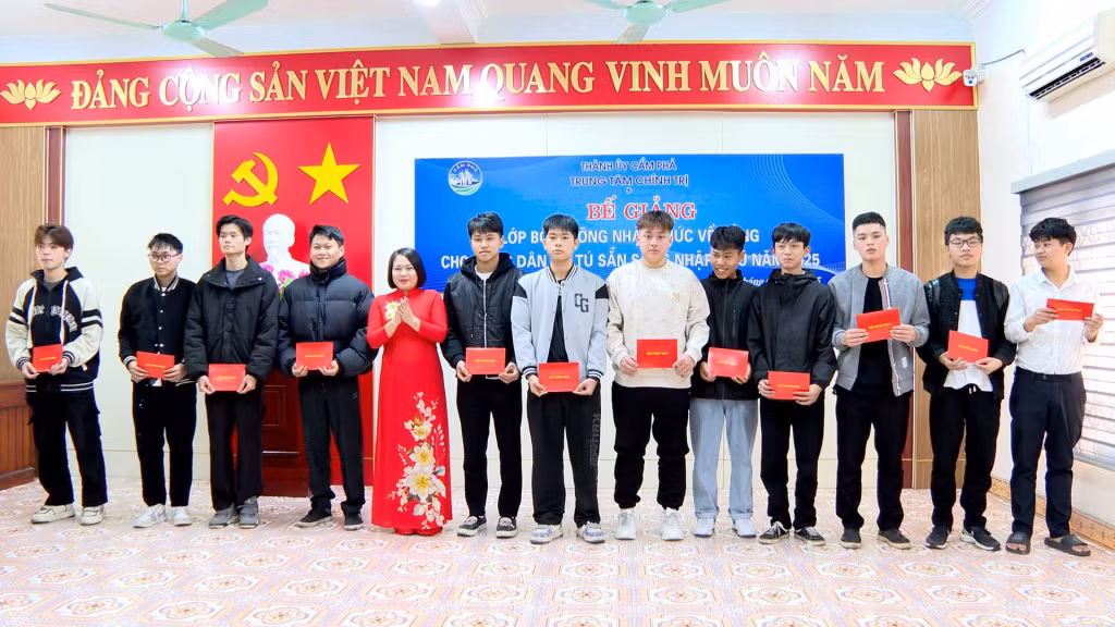 Trung tâm Chính trị TP Cẩm Phả trao chứng nhận hoàn thành khoá học cho các học viên.