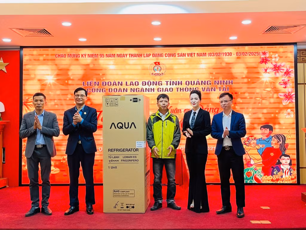 Anh Hoàng Văn Khương, Công ty CP Đại lý Hàng Hải, bốc thăm trúng thưởng phần quà là một chiếc tủ lạnh.