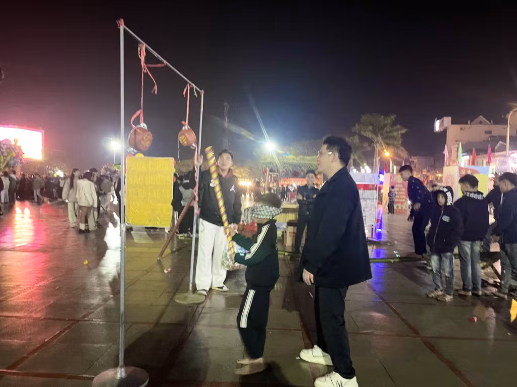 Các bạn trẻ hào hứng, sôi nổi tham gia trò chơi dân gian bịt mắt đập niêu.