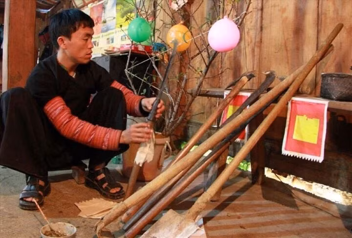 Những dụng cụ sẽ được rửa sạch sẽ và để cạnh bàn thờ tổ tiên. (Ảnh: Thảo Ly)