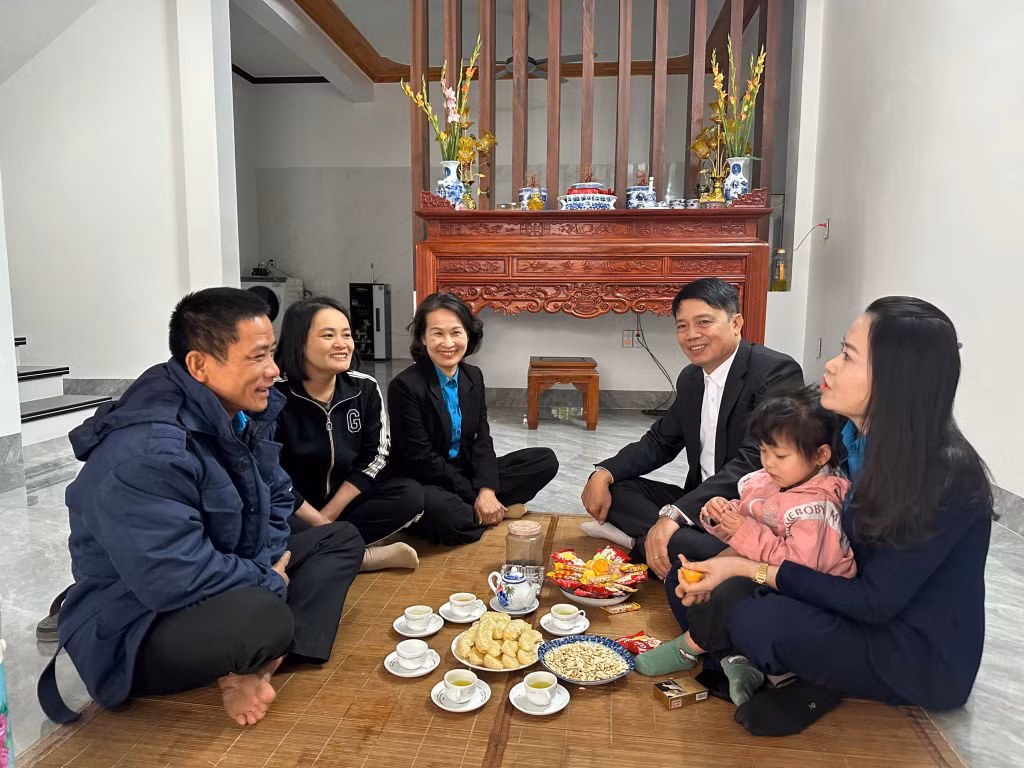 Gia đình anh Hoàng Văn Hệ (Phân xưởng khai thác 27, Công ty Than Uông Bí - TKV) trong căn nhà mới khang trang.