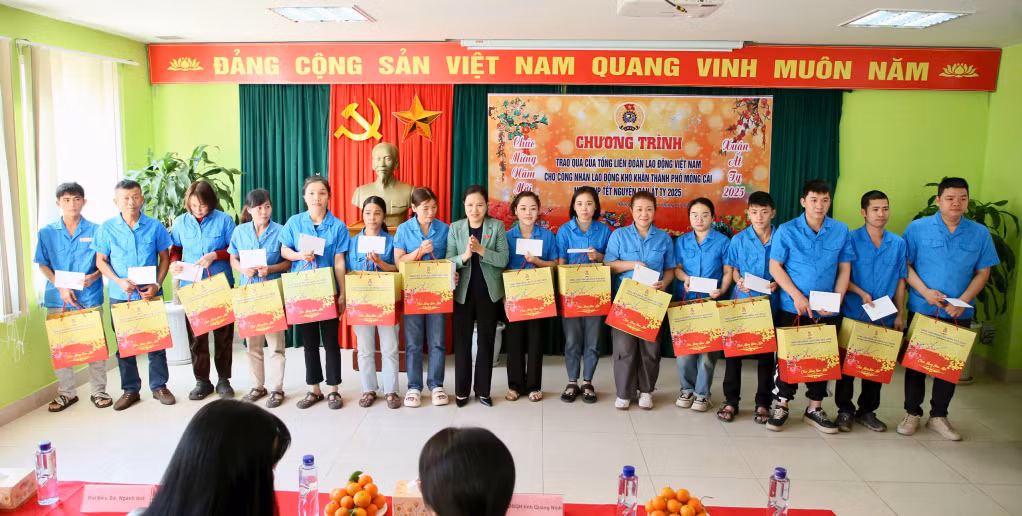 80 suất quà Tết của Tổng Liên đoàn Lao động Việt Nam được trao tới tay 80 công nhân lao động có hoàn cảnh khó khăn của Công ty TNHH Khoa học Kỹ thuật Ngân Long.