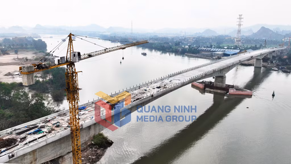 2025-01_Các nhà thầu tập trung hoàn thiện lao lắp dầm cầu dẫn, thi công nền đường dẫn. Ảnh: Đỗ Phương