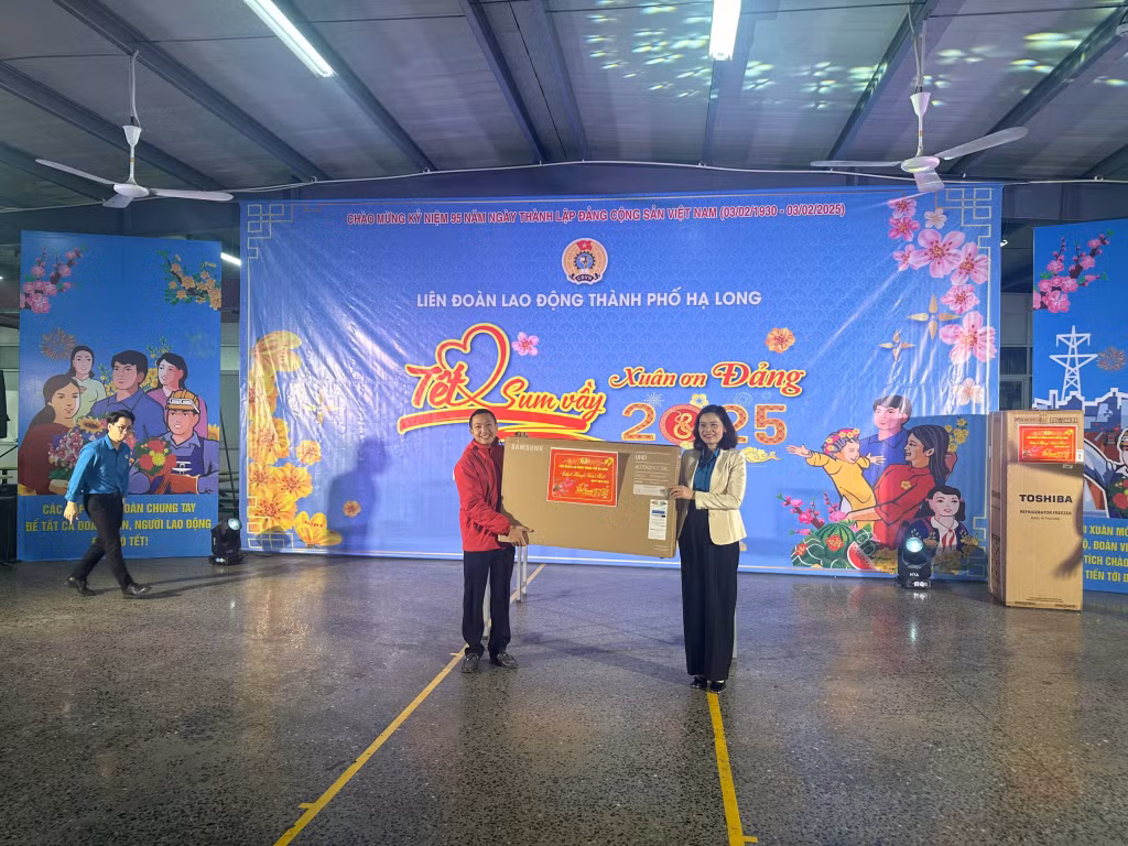 Công nhân Công ty Dệt may Weitai Hạ Long trúng thưởng tivi trong Chương trình "Tết sum vầy - Xuân ơn Đảng".