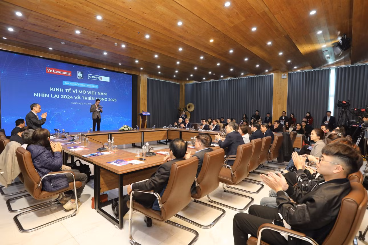 Các chuyên gia tham dự Tọa đàm ngày 3/1. Ảnh: Việt Dũng