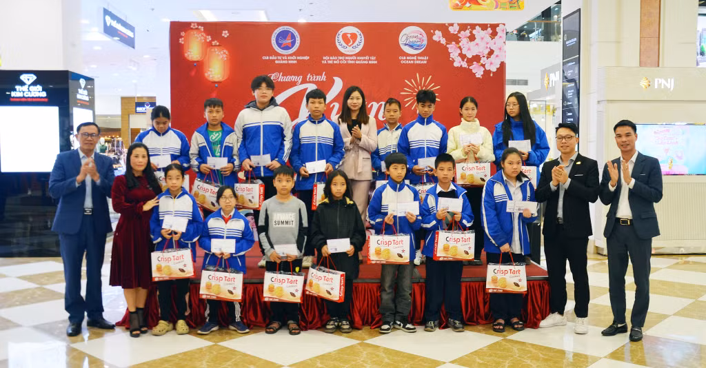 Hội Bảo trợ NKT-TMC tỉnh, CLB Đầu tư và Khởi nghiệp Quảng Ninh cùng các nhà hảo tâm tặng quà Tết cho học sinh mồ côi, học sinh khuyết tật vượt khó vươn lên trên địa bàn TP Hạ Long.