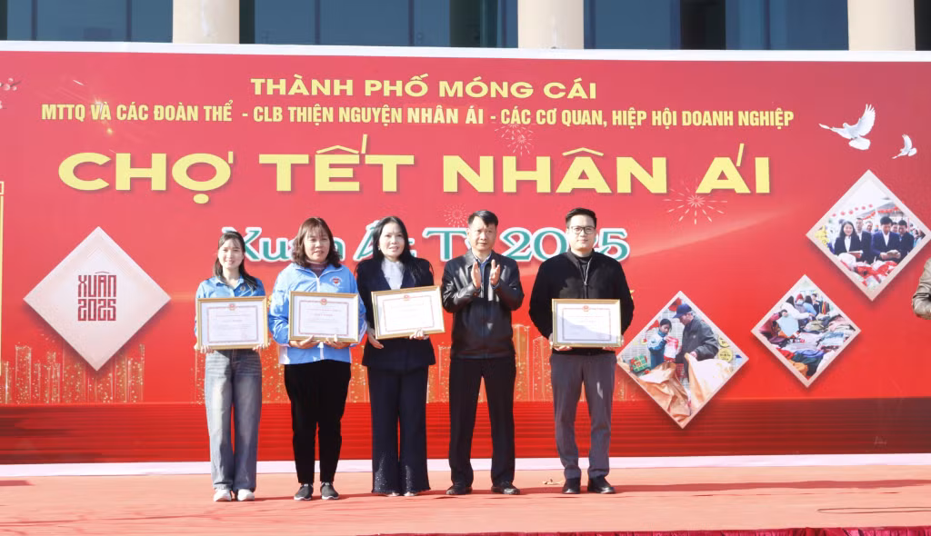Lãnh đạo TP Móng Cái khen thưởng các tập thể có thành tích trong tổ chức Chợ Tết nhân ái.