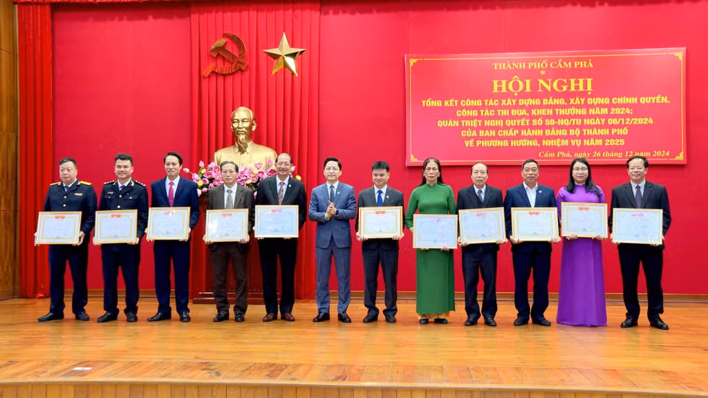 Lãnh đạo TP Cẩm Phả trao bằng khen của UBND thành phố cho các tập thể có thành tích xuất sắc trong công tác xây dựng chính quyền năm 2024. Ảnh: Bảo Long (CTV)