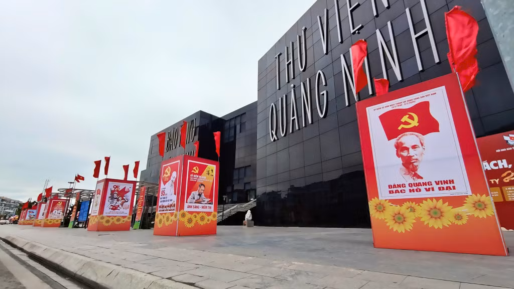 Khu vực Bảo tàng và Thư viện tỉnh nổi bật với các cụm pano cổ động cỡ lớn mừng Đảng Cộng sản Việt Nam 95 mùa Xuân và ca ngợi Chủ tịch Hồ Chí Minh vĩ đại.