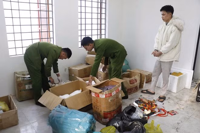 Công an thành phố Vinh khám xét các thùng chứa hóa chất để chế pháo nổ do đối tượng Nguyễn Tiến Phi tàng trữ. Ảnh: Công an Nghệ An