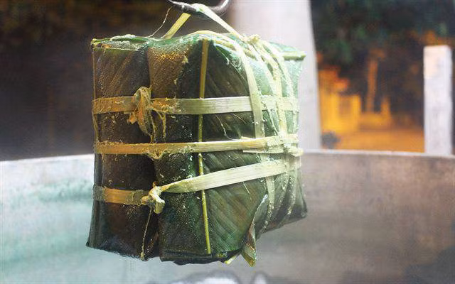 Sau khi bánh chưng đã được nấu chín nên rửa bánh lại bằng nước sạch.
