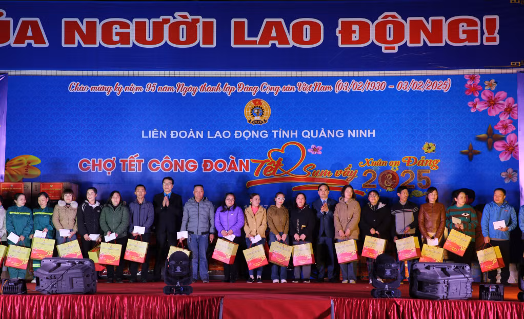 Tổng LĐLĐ Việt Nam và LĐLĐ tỉnh tặng quà cho người lao động có hoàn cảnh khó khăn.