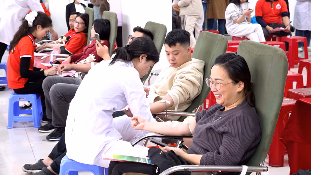 Các tình nguyện viên tham gia hiến máu.