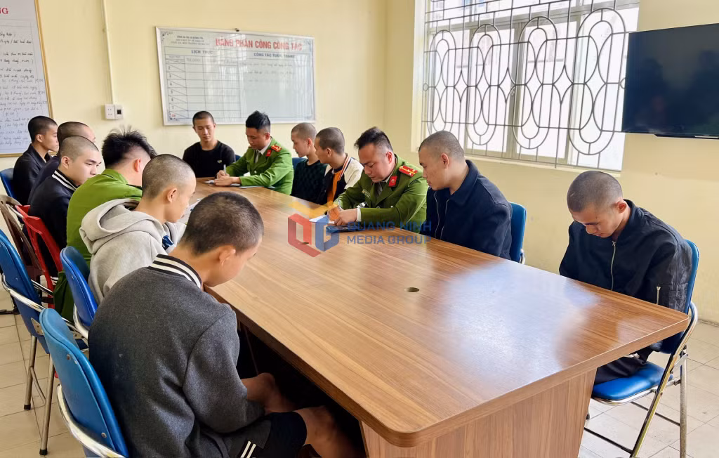 Đội Cảnh sát điều tra tội phạm về kinh tế - ma túy, Công an TX Quảng Yên làm việc với các đối tượng.