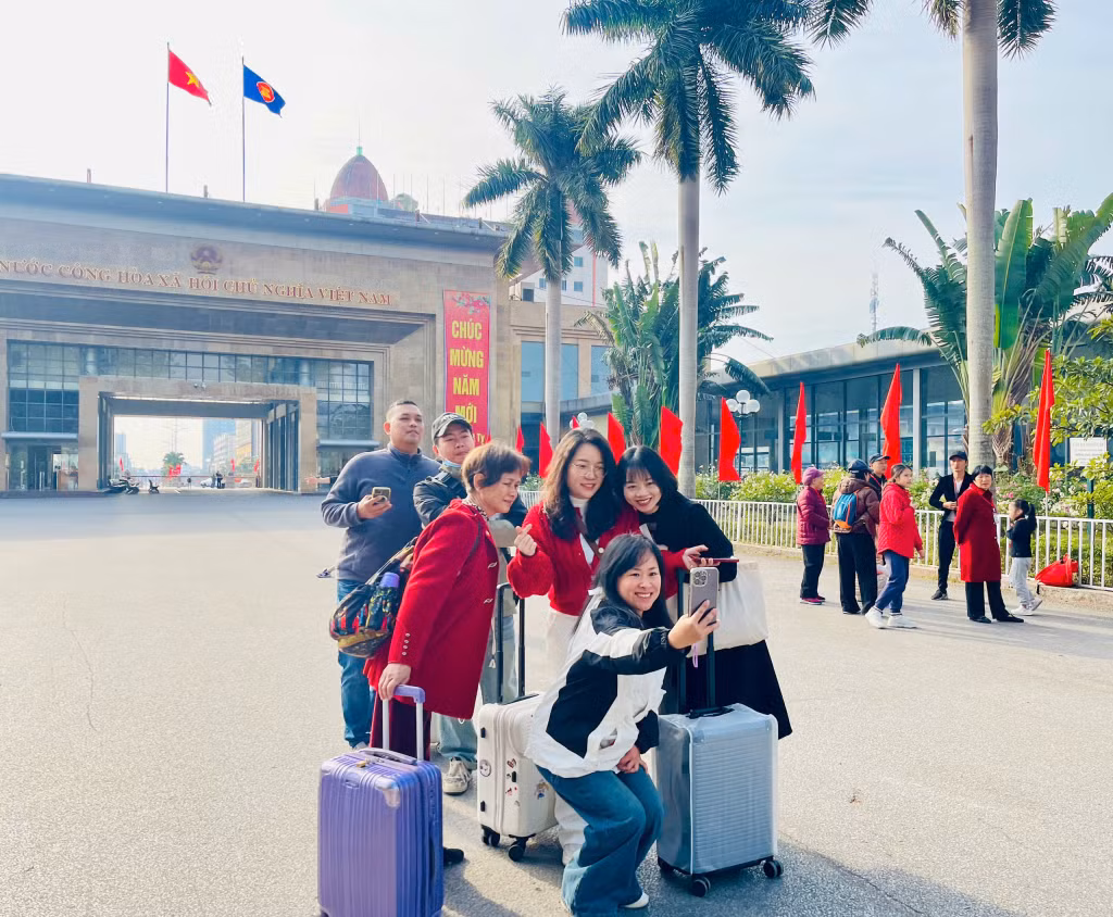 Du khách vui vẻ "check in" trong ngày đầu năm mới tại TP Móng Cái.