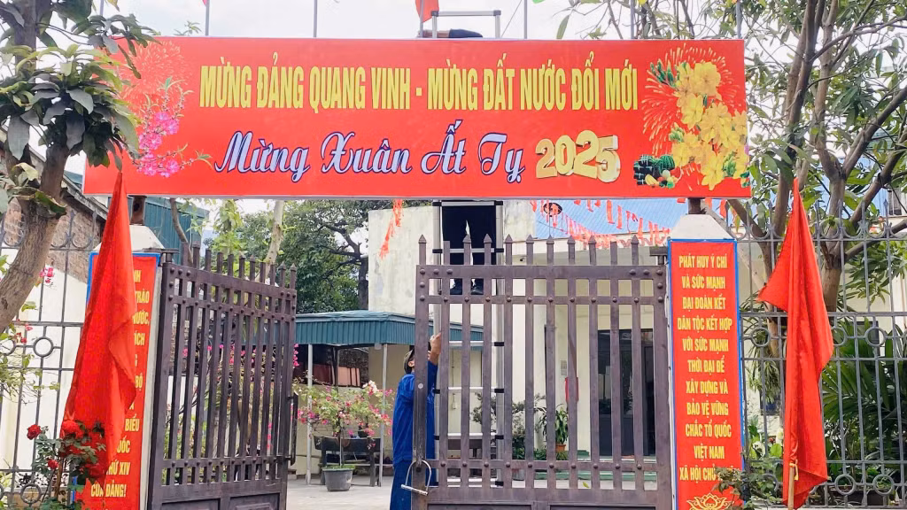 Các biểu trưng, biểu ngữ mừng Đảng, mừng Xuân, mừng năm mới Ất Tỵ được trang trí tại nhiều khu vực tại TP Cẩm Phả.
