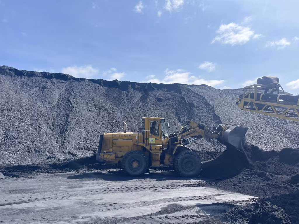 Hoạt động bốc rót, tiêu thụ than tại Công ty Kho vận và Cảng Cẩm Phả.
