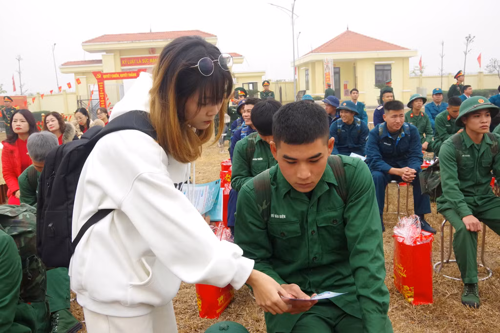 Các doanh nghiệp tư vấn, giới thiệu việc làm cho các quân nhân.