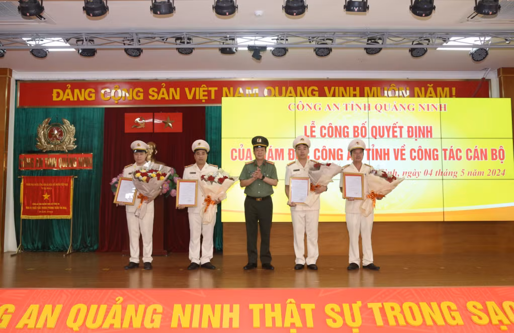 Đại tá Vũ Thanh Tùng, Phó Bí thư Đảng uỷ, Phó Giám đốc Công an tỉnh trao quyết định điều động công tác với 4 đồng chí lãnh đạo Công an các đơn vị, địa phương.