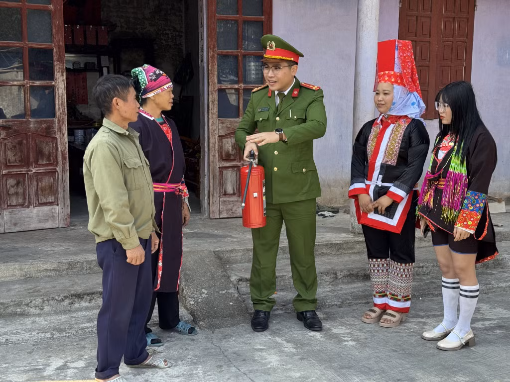 Công an huyện Hải Hà hướng dẫn người dân thôn 4 (xã Quảng Sơn) sử dụng bình chữa cháy xách tay.