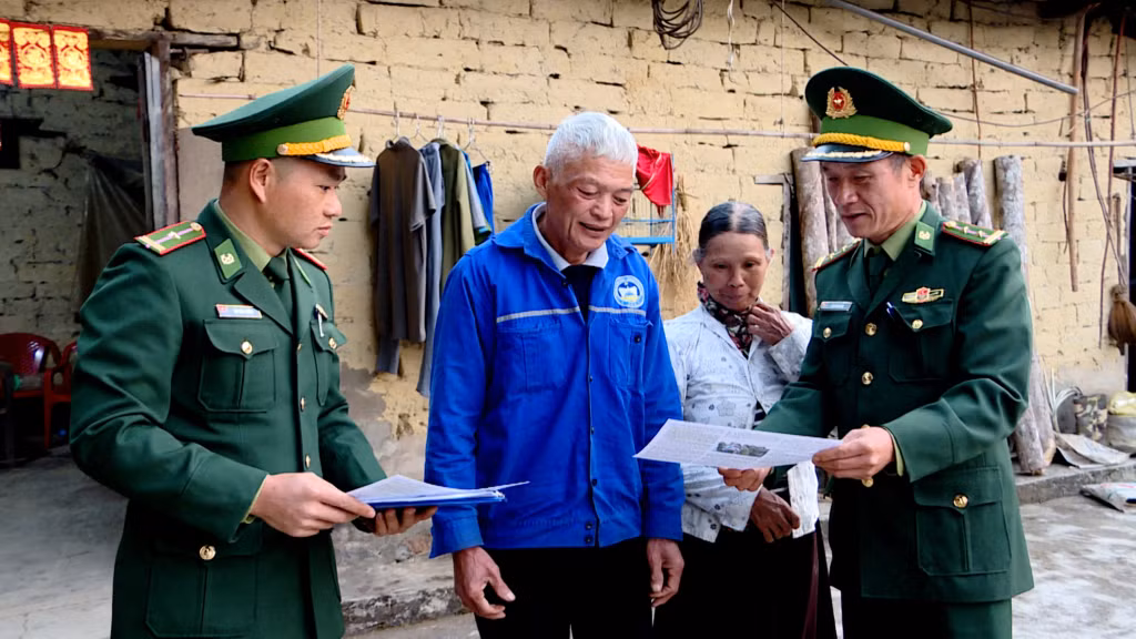 Cán bộ chiến sỹ biên phòng tuyên truyền cho bà con về quy định không buôn bán, sử dụng, vận chuyển trái phép pháo nổ, pháo hoa nổ qua biên giới.