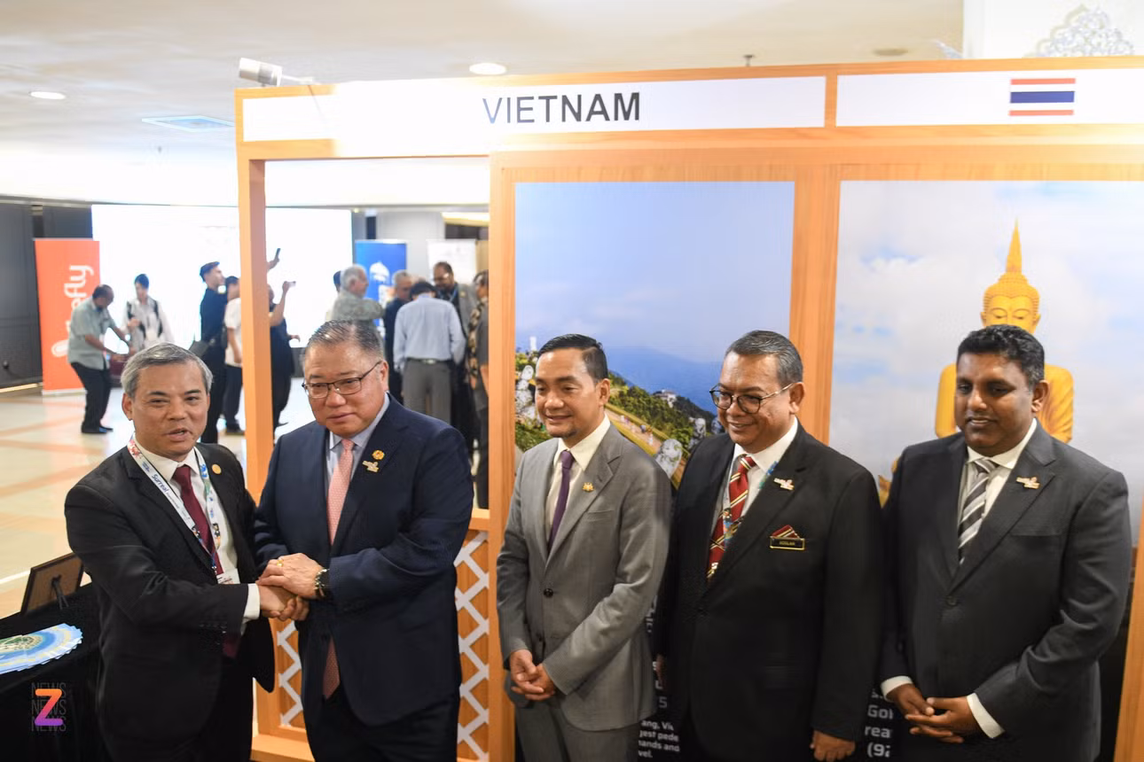 Đại diện đoàn Việt Nam tiếp Bộ trưởng Bộ Du lịch, Văn hóa và Nghệ thuật Malaysia tại Hội chợ Du lịch TRAVEX 2025. Ảnh: Linh Huỳnh.