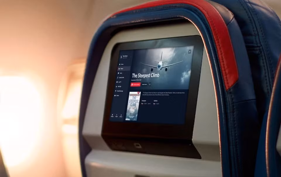 Không còn lo xem phim chất lượng thấp trên máy bay. Delta Air Lines công bố kế hoạch lắp màn hình QLED 4K HDR trên máy bay thương mại, giúp hành khách có trải nghiệm giải trí tốt hơn. Động thái này làm hài lòng những người thường xuyên phàn nàn chất lượng màn hình sau ghế máy bay. Ngoài màn hình 4K, Delta dự định hợp tác với YouTube, Uber và tích hợp chatbot AI để hỗ trợ hành khách trên chuyến bay. Ảnh: Delta.