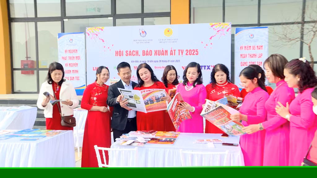 Đông đảo nhân dân đến tham gia Hội báo Xuân 2025.