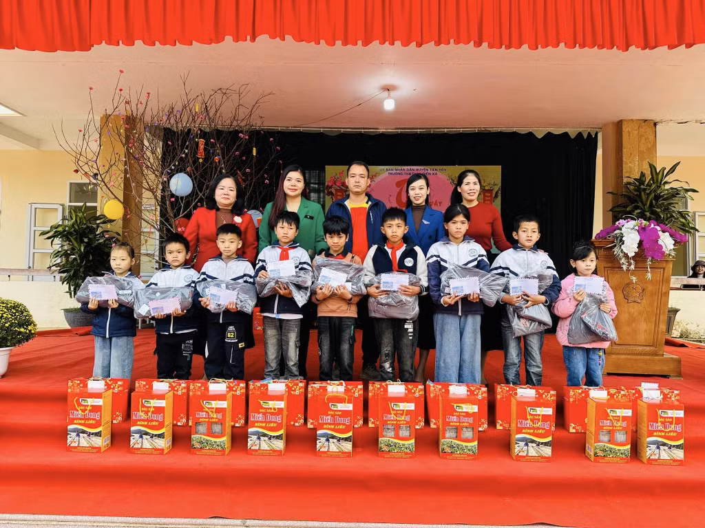 CLB Đầu tư và Khởi nghiệp huyện Tiên Yên trao tặng 10 suất quà cho học sinh có hoàn cảnh khó khăn Trường Tiểu học và THCS Điền Xá.