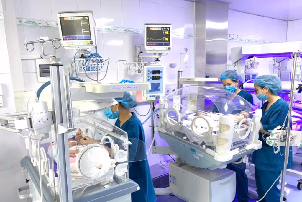 Các bác sĩ Bệnh viện Sản Nhi Quảng Ninh vừa nuôi dưỡng, điều trị thành công 1 ca sinh cực non có cân nặng 600gram, chào đời lúc 24 tuần 4 ngày. Đây là một trong số rất ít trường hợp trẻ sơ sinh cực non ở tuần thai thứ 24 được cứu sống ở nước ta.