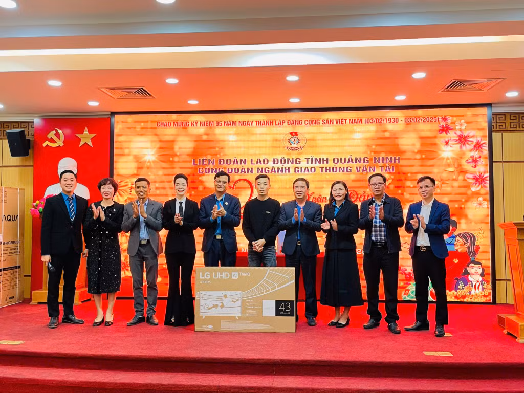 Các đại biểu chúc mừng anh Phạm Văn Vững, công nhân Công ty CP Du thuyền vượt sóng Hạ Long, đã bốc thăm trúng thưởng ti vi.