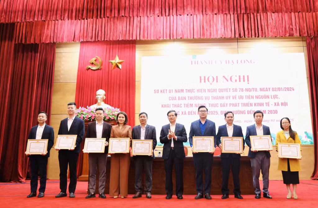 Đồng chí Vũ Quyết Tiến, Ủy viên Ban Thường vụ Tỉnh ủy, Bí thư Thành ủy khen thưởng cho các tập thể có thành tích xuất sắc trong thực hiện Nghị quyết 78.