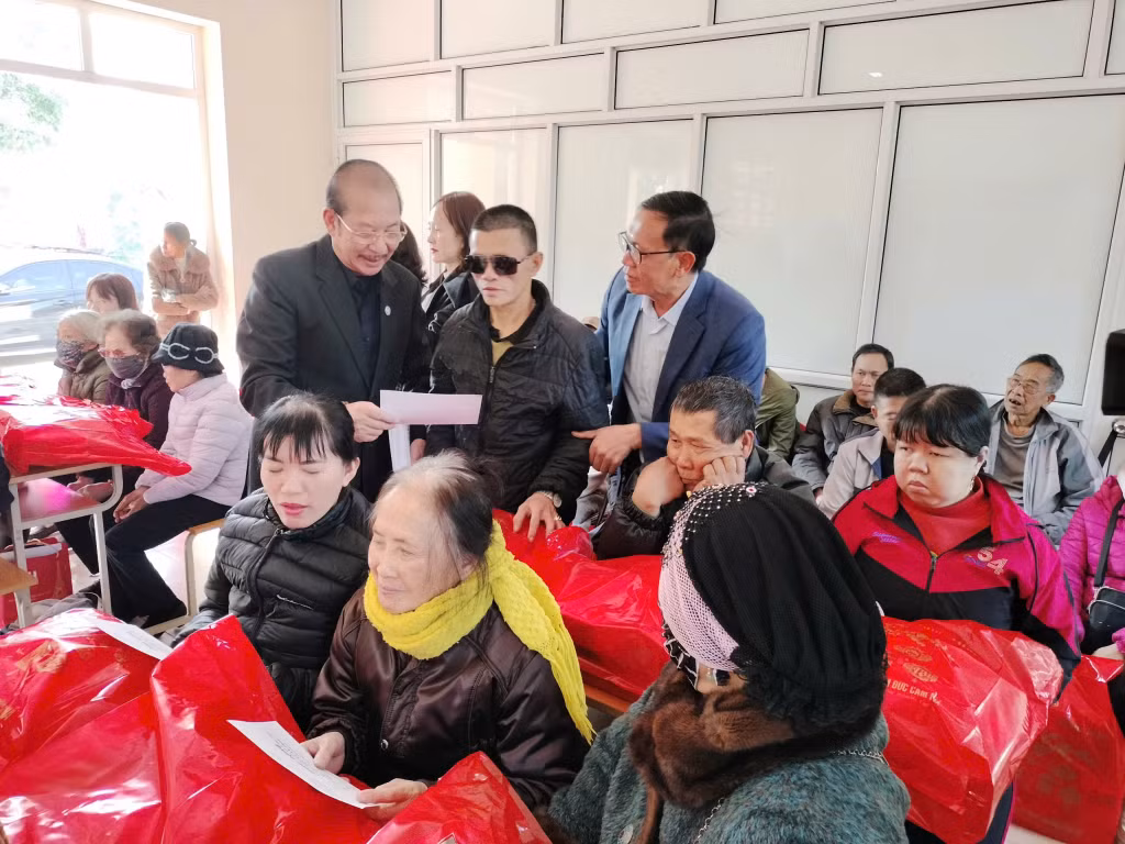 Chủ tịch Hiệp hội Doanh nghiệp TP Cẩm Phả và Chủ tịch Hội Bảo trợ NKT-TMC tỉnh trao quà Tết cho người khiếm thị có hoàn cảnh khó khăn.