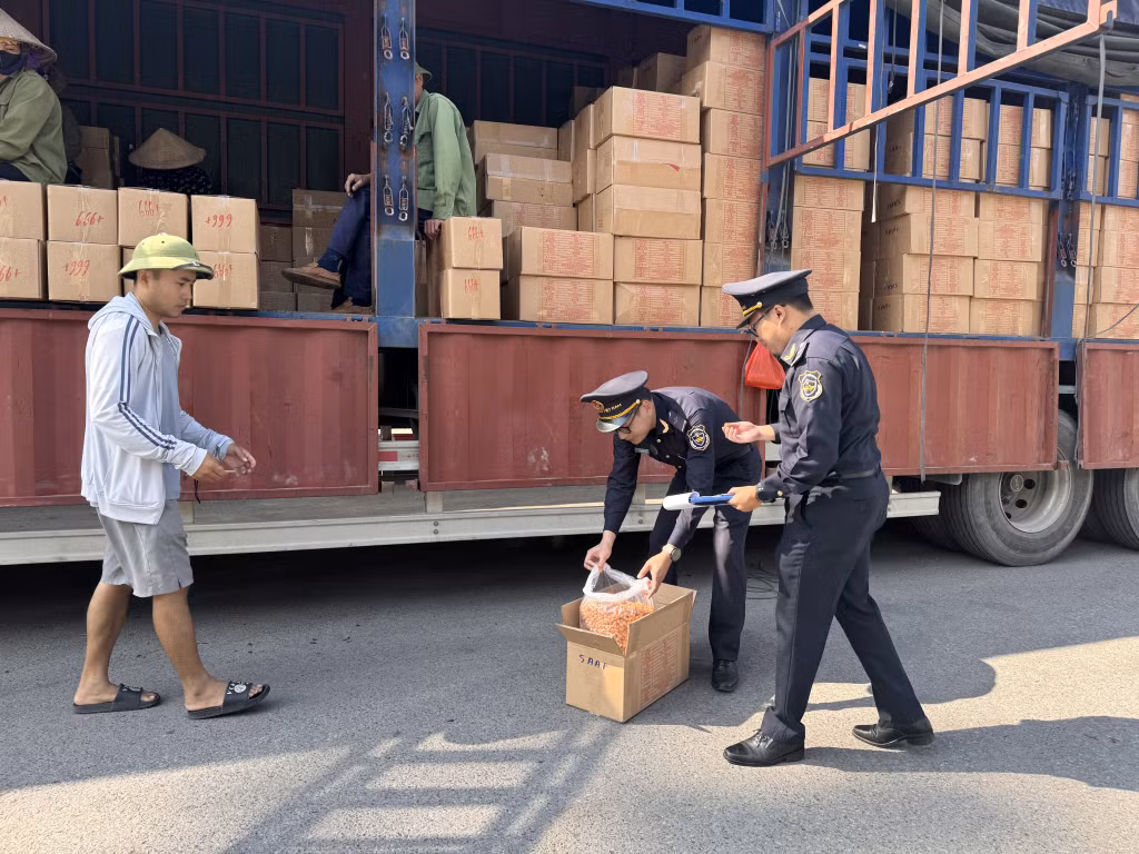 Cán bộ Chi cục Hải quan Cửa khẩu Hoành Mô (huyện Bình Liêu) kiểm tra hàng hóa tại cửa khẩu.