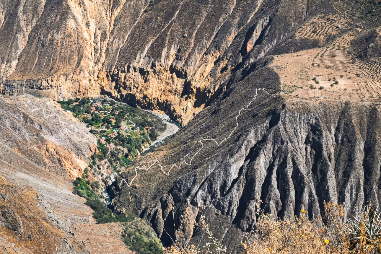 Sở hữu độ cao hơn 3.500 m, Colca Canyon (Peru) được xem là một trong những hẻm núi sâu nhất thế giới, sâu gần bằng Grand Canyon. Ảnh: Sander Lenaerts.