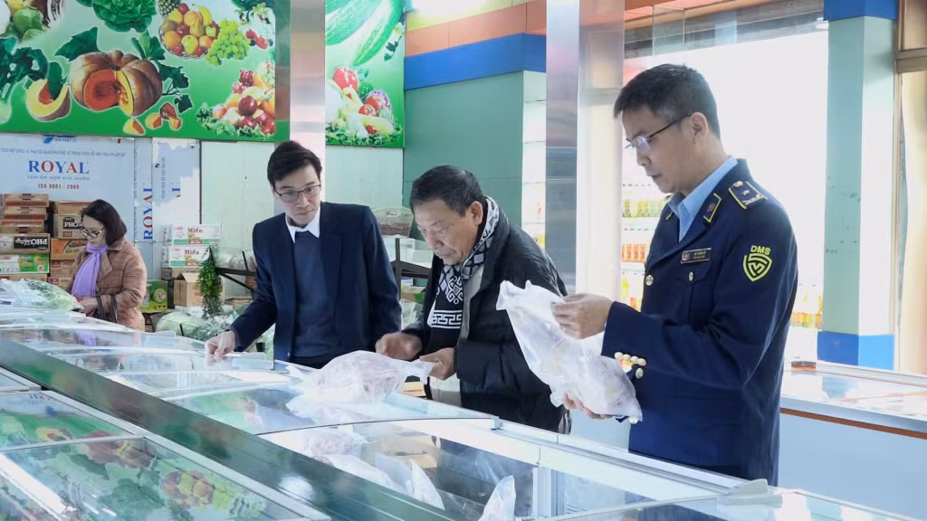 Đoàn kiểm tra liên ngành ATTP số 2 của tỉnh kiểm tra thực tế tại Siêu thị bách hóa tổng hợp TTP (TP Cẩm Phả). Ảnh: Phương Thảo (CTV)
