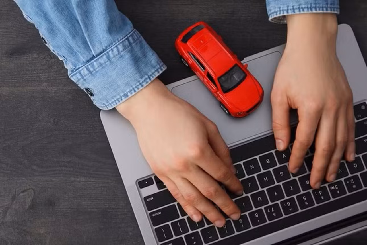 Tesla đang muốn trở thành hãng xe đầu tiên xóa bỏ đại lý để bán trực tiếp cho người dùng. Ảnh: Driving Instructors' Association