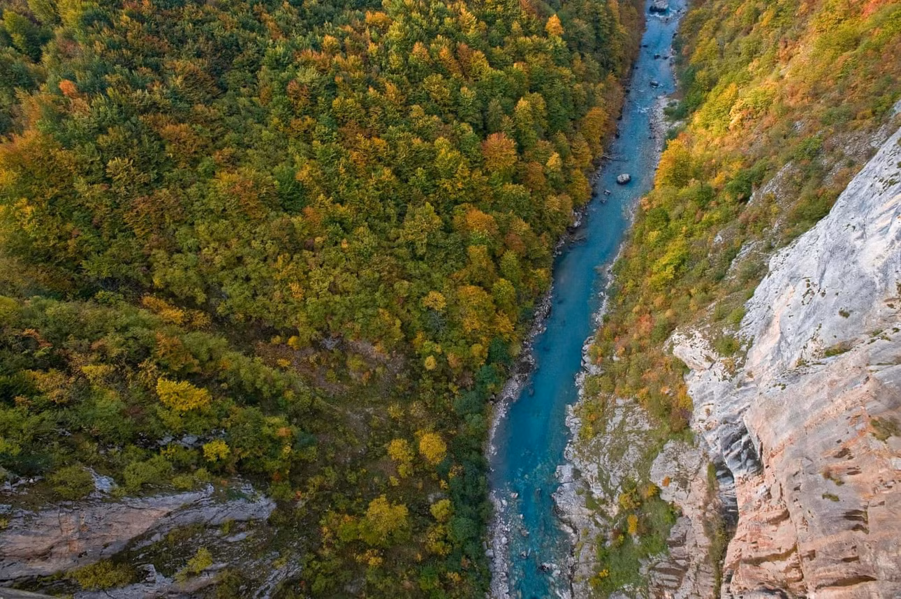 Tara River Canyon (hẻm núi sông Tara) ở Montenegro là một trong những hẻm núi lớn nhất châu Âu đang được UNESCO bảo vệ. Hẻm núi này bị chia đôi bởi dòng sông Tara - còn được gọi là "giọt nước mắt của châu Âu" nhờ làn nước trong vắt. Ảnh: Nature Picture Library/Alamy.