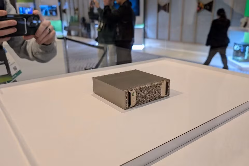 Ảnh thực tế siêu máy tính AI Nvidia Digits. Ảnh: The Verge.