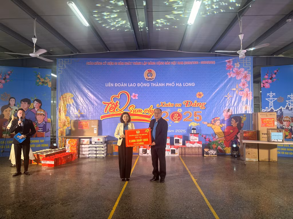 Lãnh đạo LĐLĐ tỉnh trao kinh phí hỗ trợ quà Tết cho LĐLĐ TP Hạ Long.