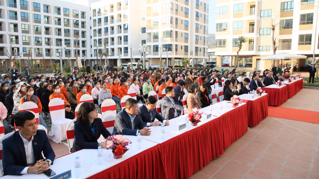 Các vị đại biểu cùng đông đảo công nhân, lao động, đoàn viên công đoàn của KCN Đông Mai và TX Quảng Yên tham dự chương trình.