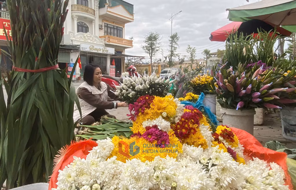 Chị Hoàng Thị Thảo thôn chợ xã Thống Nhất cho biết lượng hoa bán cho các hộ dân tại đây nhiều hơn mọi năm