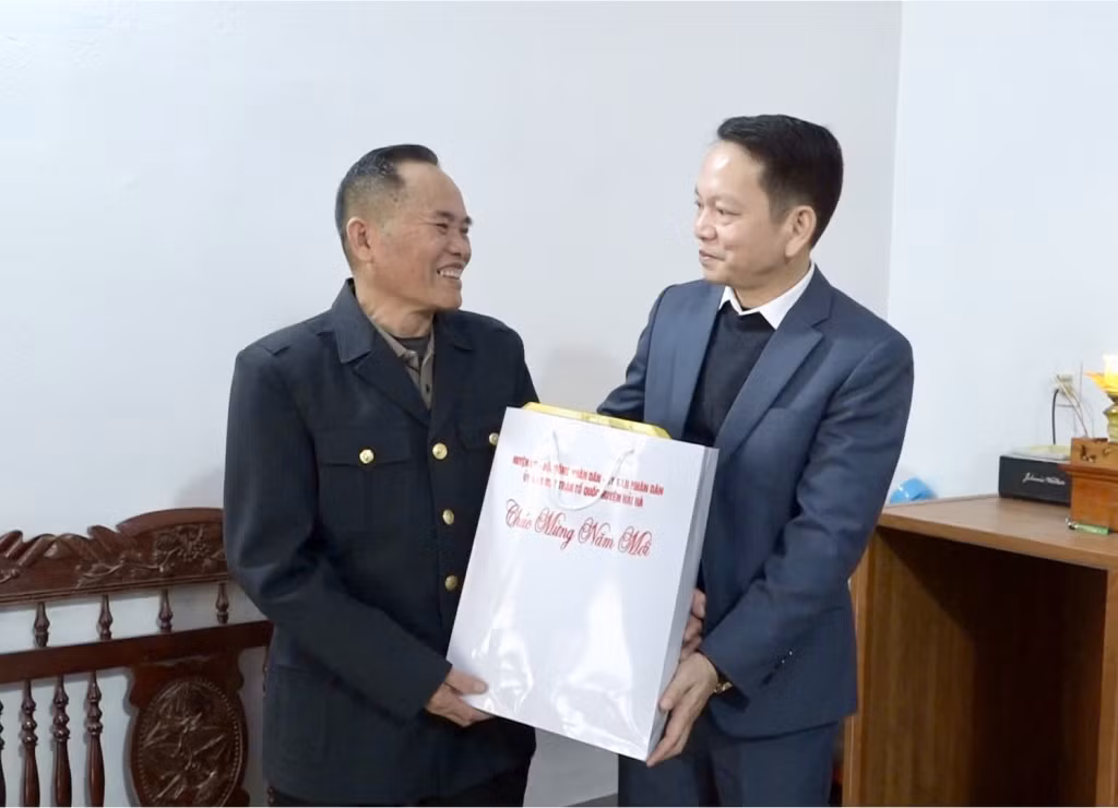Đồng chí Nguyễn Kim Anh, Tỉnh ủy viên, Bí thư Huyện ủy Hải Hà, tặng quà cho gia đình thương bệnh binh tại thị trấn Quảng Hà.