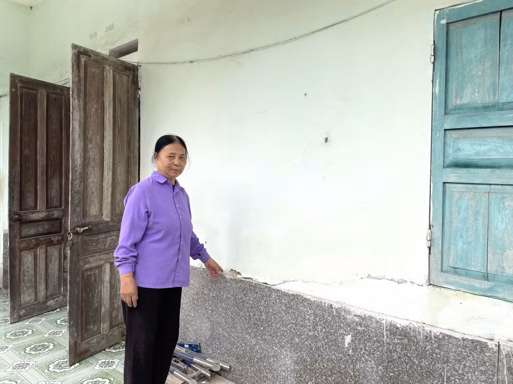 Căn nhà cấp 4 của gia đình bà Lê Thị Miến (thôn 1, xã Quảng Phong, huyện Hải Hà) đã xuống cấp nhưng không được xây mới do vướng quy hoạch.