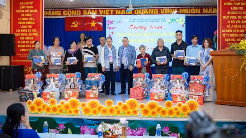 Đại diện kiều bào trao tặng quà đến các gia đình chính sách.