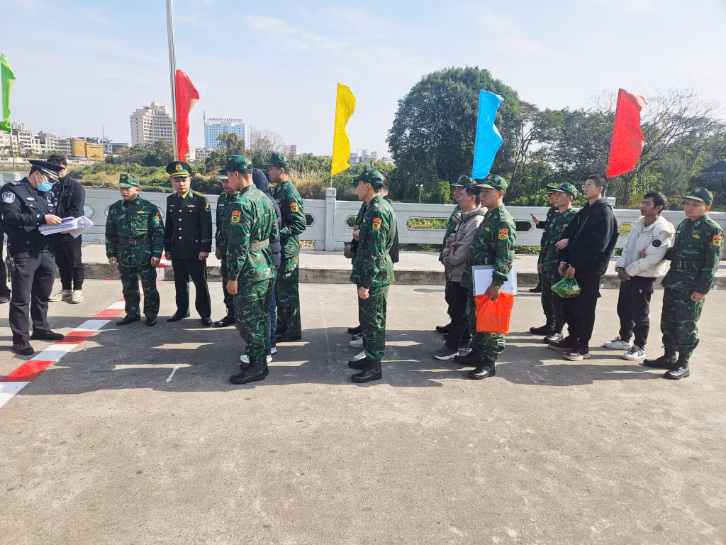 Đồn Biên phòng cửa khẩu cảng Vạn Gia tiến hành bàn giao 6 người Trung Quốc cho lực lượng chức năng nước bạn qua Cửa khẩu quốc tế Móng Cái. 