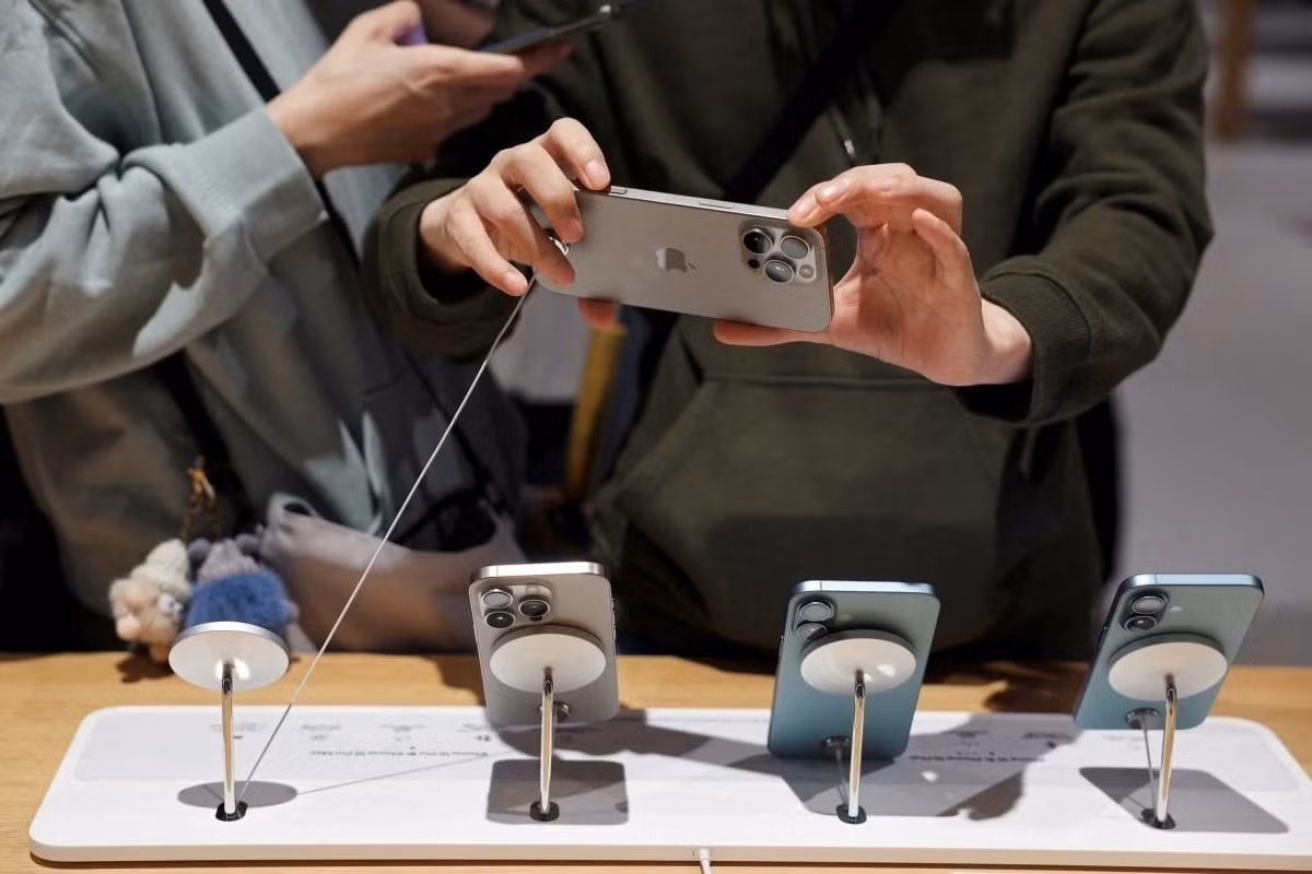 iPhone có thể sẽ được nâng cấp lớn về pin trong tương lai mà vẫn giữ nguyên trọng lượng và kích thước như hiện tại. Ảnh: Reuters.