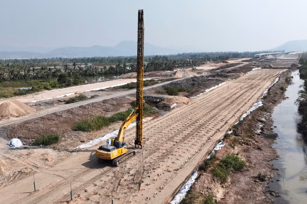Nhà thầu thi công cắm bấc thấm, xử lý nền đường yếu đoạn qua địa bàn TP Uông Bí.